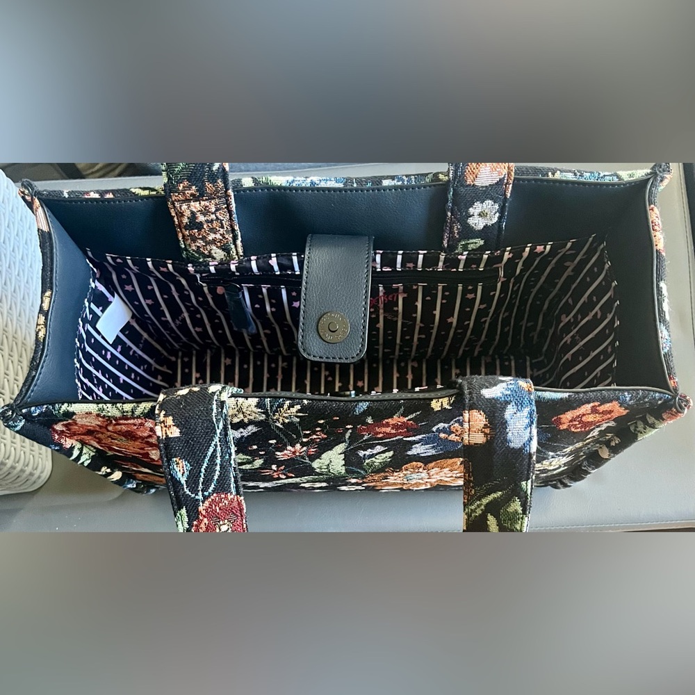 NWT BETSEY JOHNSON STUNNING FLORAL TAPESTRY BAG W/ AWESOME METAL LOGO! - Picture 4 of 8